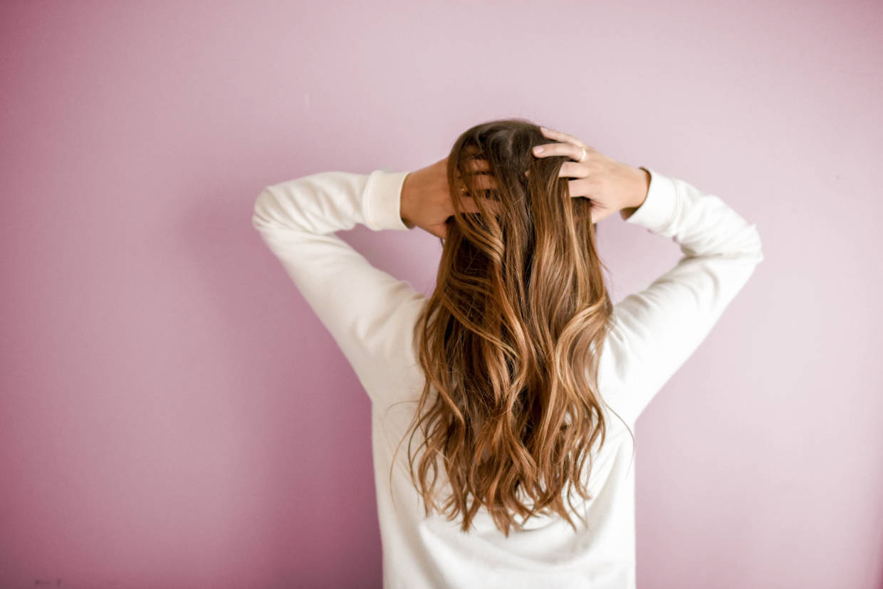 Fettige Haare: Ursachen und was wirklich hilft